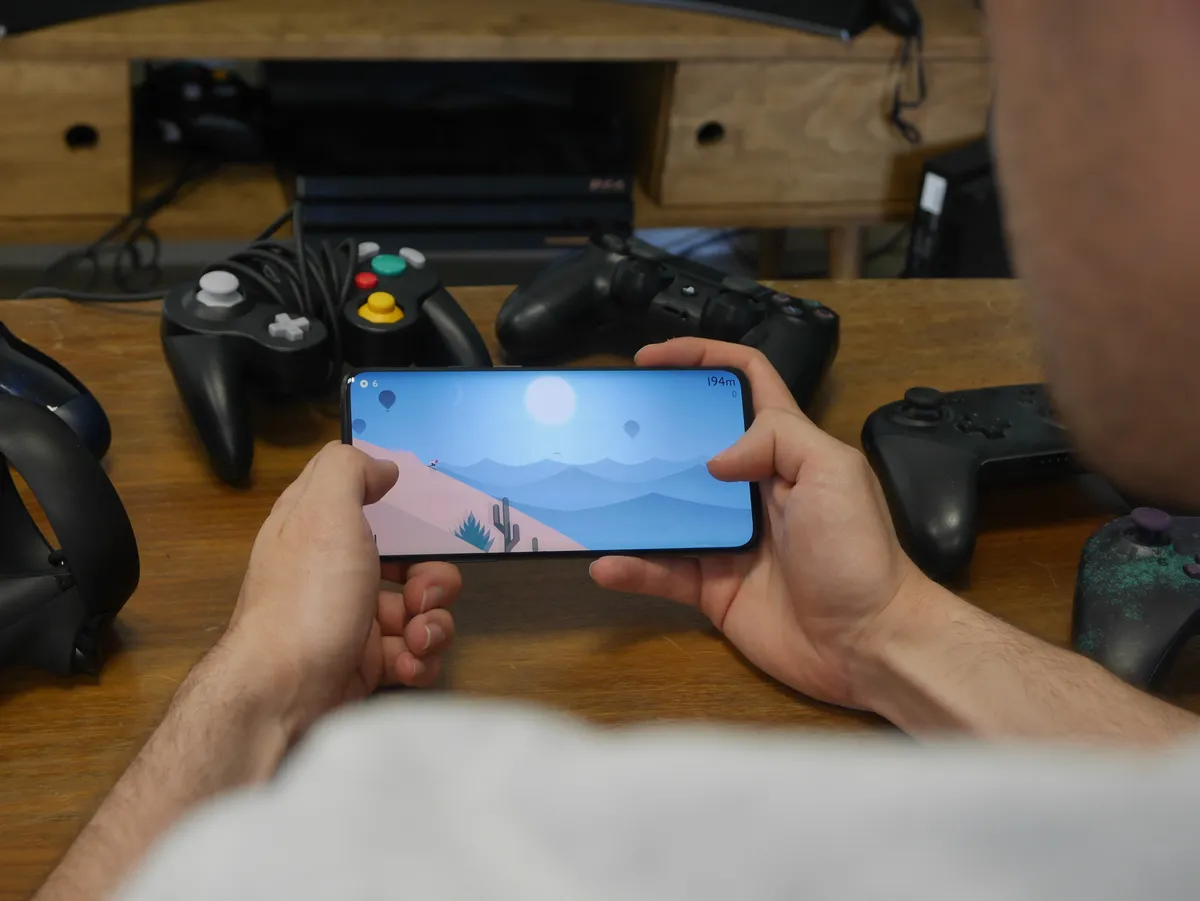 Jeux mobile en 2026 : lesquels valent ton temps (et lesquels te volent ta batterie)