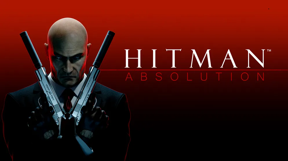 Agent 47 dans un couloir d’hôpital aux néons verdâtres, le visage à moitié dans l’ombre, un pistolet à silencieux pointé vers le hors-champ