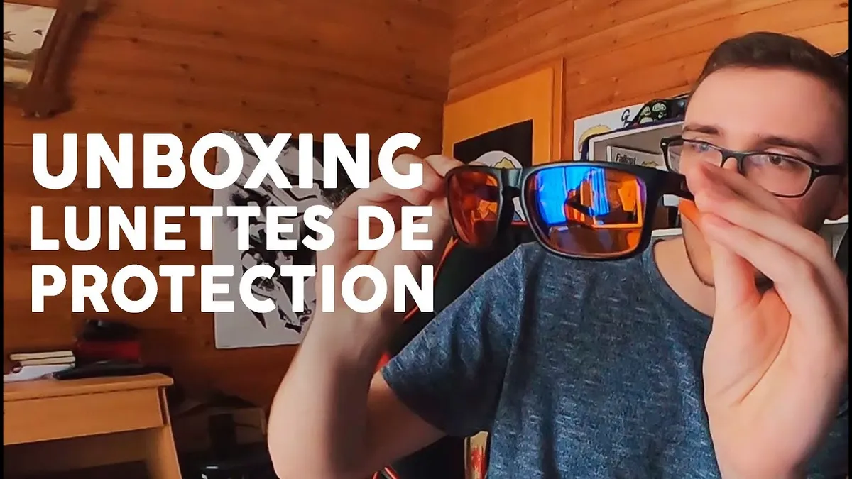 Les lunettes Gunnar Scope RX posées sur une table de bureau noire à côté d’un clavier mécanique rétroéclairé, le reflet ambré des verres capturé par la lumière ambiante